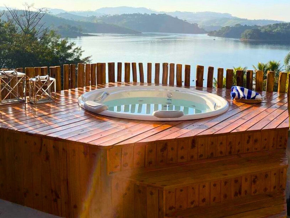 Ofurô do Chalé das Águas com vista para a Represa do Jaguari