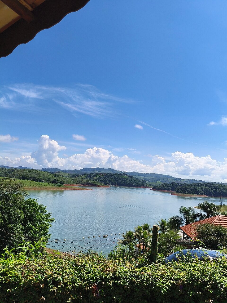 Vista panorâmica do lago a partir do Chalé das Águas